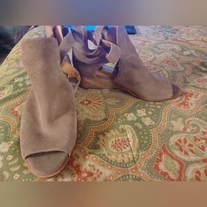 Lucky Brand 7.5 37.5 taupe tan leather sandals heels shoes